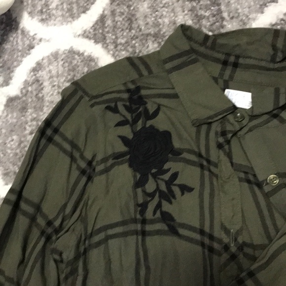 Button up flannel - Picture 2 of 2